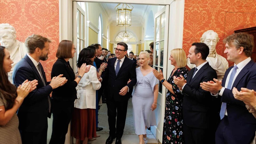 Andy Burnham asume como primer ministro y anuncia plan a diez años para reconstruir Reino Unido Andy Burnham asume como primer ministro y anuncia plan a diez años para reconstruir Reino Unido