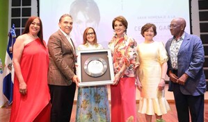 Cecilia Garc&iacute;a recibe emotivo homenaje en Ban&iacute; por su trayectoria art&iacute;stica
