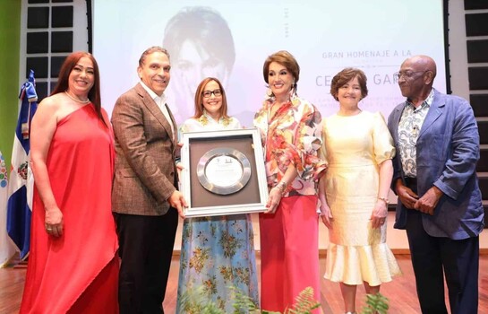 Cecilia Garc&iacute;a recibe emotivo homenaje en Ban&iacute; por su trayectoria art&iacute;stica
