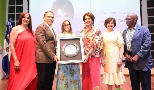 Cecilia Garc&iacute;a recibe emotivo homenaje en Ban&iacute; por su trayectoria art&iacute;stica