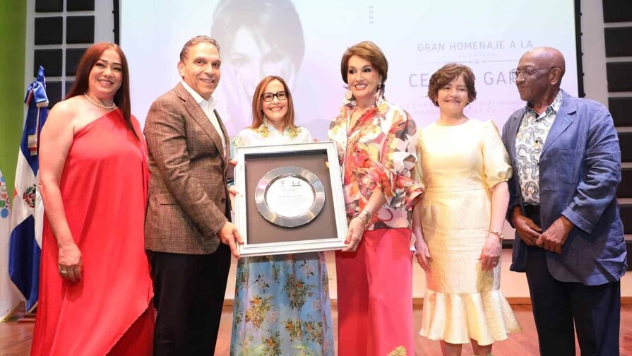 Cecilia García recibe emotivo homenaje en Baní por su trayectoria artística Cecilia García recibe emotivo homenaje en Baní por su trayectoria artística