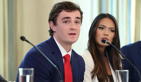 Demanda busca revelar papel de youtuber conservador en bloqueo de ayudas sociales de Trump