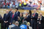 Donald Trump se queda en el escenario junto a España y acapara los focos del Mundial Donald Trump se queda en el escenario junto a España y acapara los focos del Mundial