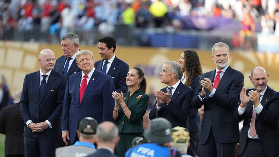Donald Trump se queda en el escenario junto a España y acapara los focos del Mundial Donald Trump se queda en el escenario junto a España y acapara los focos del Mundial