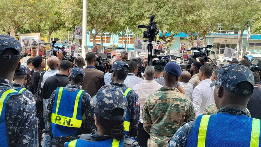 Familiares de hombre que murió tras cinco días en un destacamento protestan frente a la Procuraduría