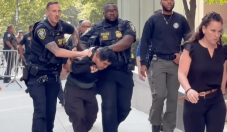 El hombre que lanz&oacute; explosivos contra edificio federal es veterano del Ej&eacute;rcito, seg&uacute;n FBI