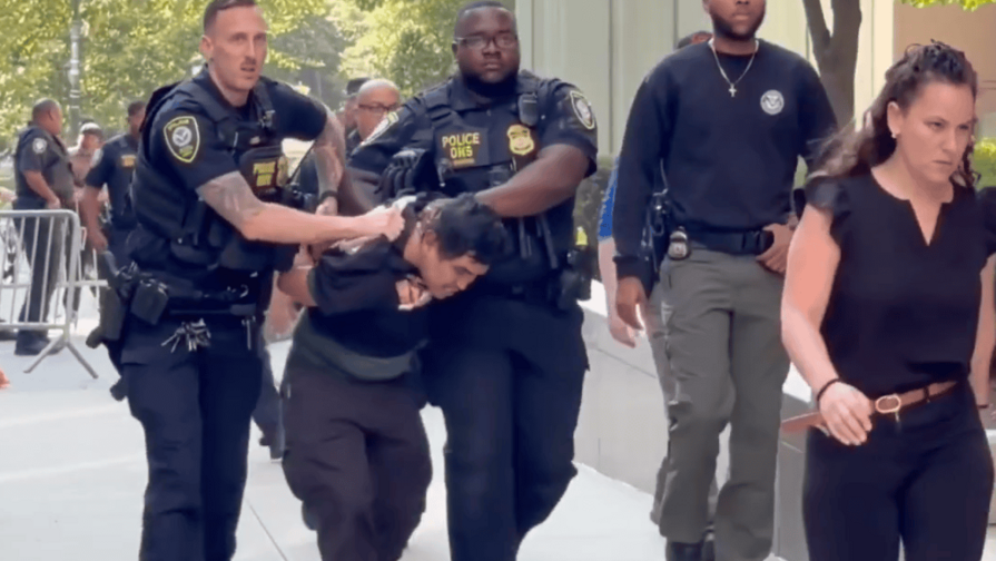 El hombre que lanzó explosivos contra edificio federal es veterano del Ejército, según FBI El hombre que lanzó explosivos contra edificio federal es veterano del Ejército, según FBI