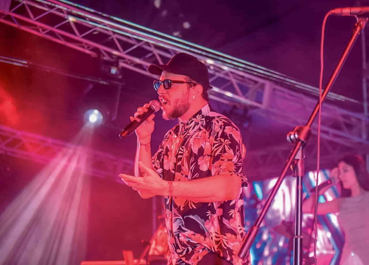 Riccie Oriach imprimió su característico estilo en el escenario.