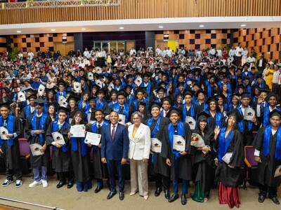 Intrant entrega estudiantes sus primeros carnets de aprendizaje