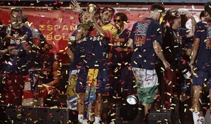 Dos millones de personas celebran con la selecci&oacute;n espa&ntilde;ola en Madrid la Copa del Mundo