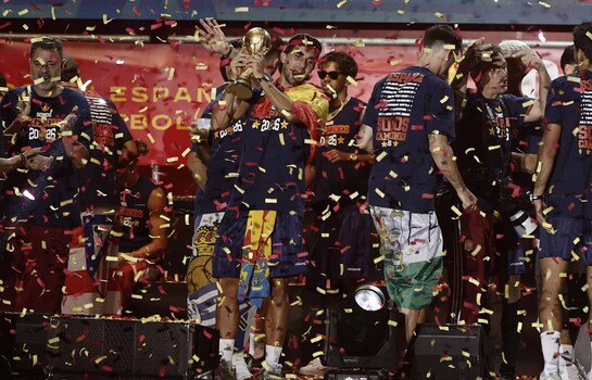 Dos millones de personas celebran con la selecci&oacute;n espa&ntilde;ola en Madrid la Copa del Mundo