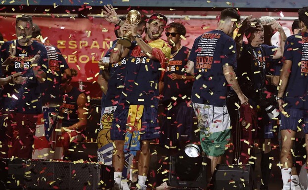 Dos millones de personas celebran con la selecci&oacute;n espa&ntilde;ola en Madrid la Copa del Mundo