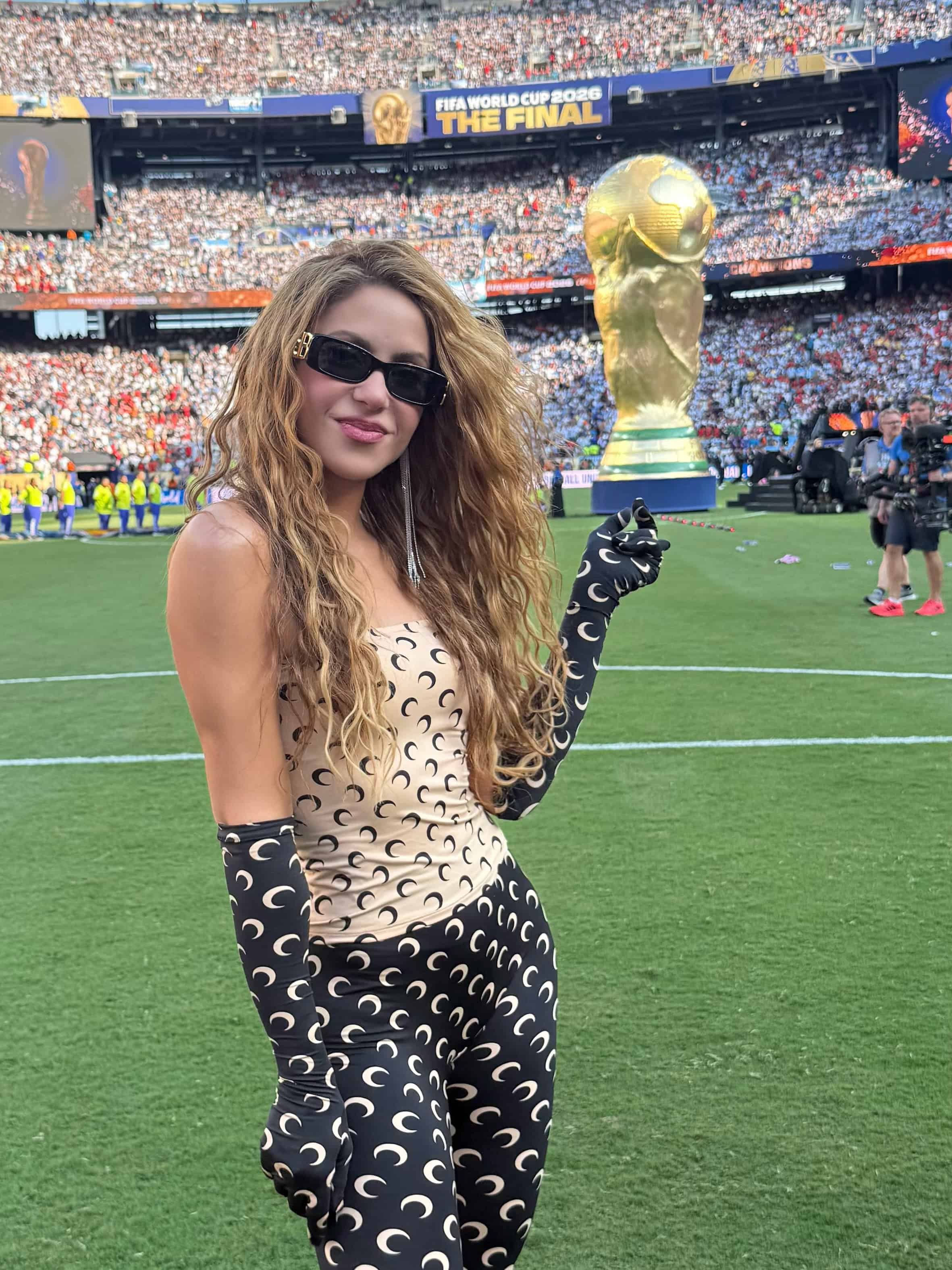 Shakira posa con el trofeo de la Copa Mundial de la FIFA 2026 tras su histórica presentación en la final del torneo, que concluyó este domingo. Crédito: Chris Cornejo.