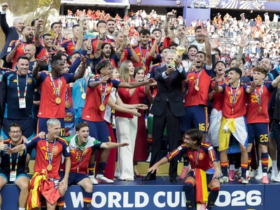 Reyes de España disfrutan histórica victoria del Mundial de Fútbol