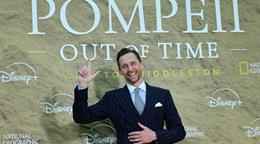 Tom Hiddleston se inspira en Loki para regresar en el tiempo y contar el fin de Pompeya