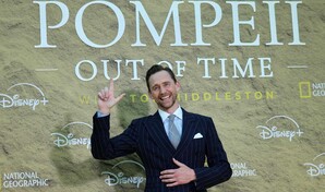Tom Hiddleston se inspira en Loki para regresar en el tiempo y contar el fin de Pompeya