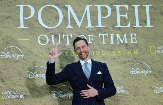 Tom Hiddleston se inspira en Loki para regresar en el tiempo y contar el fin de Pompeya