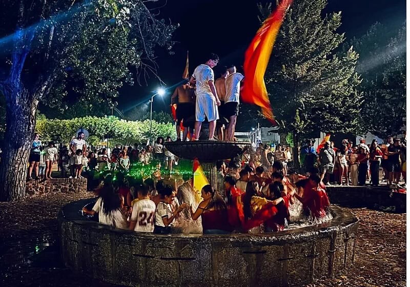 Un muerto tras derrumbe de una fuente durante celebraciones por el Mundial en España Un muerto tras derrumbe de una fuente durante celebraciones por el Mundial en España