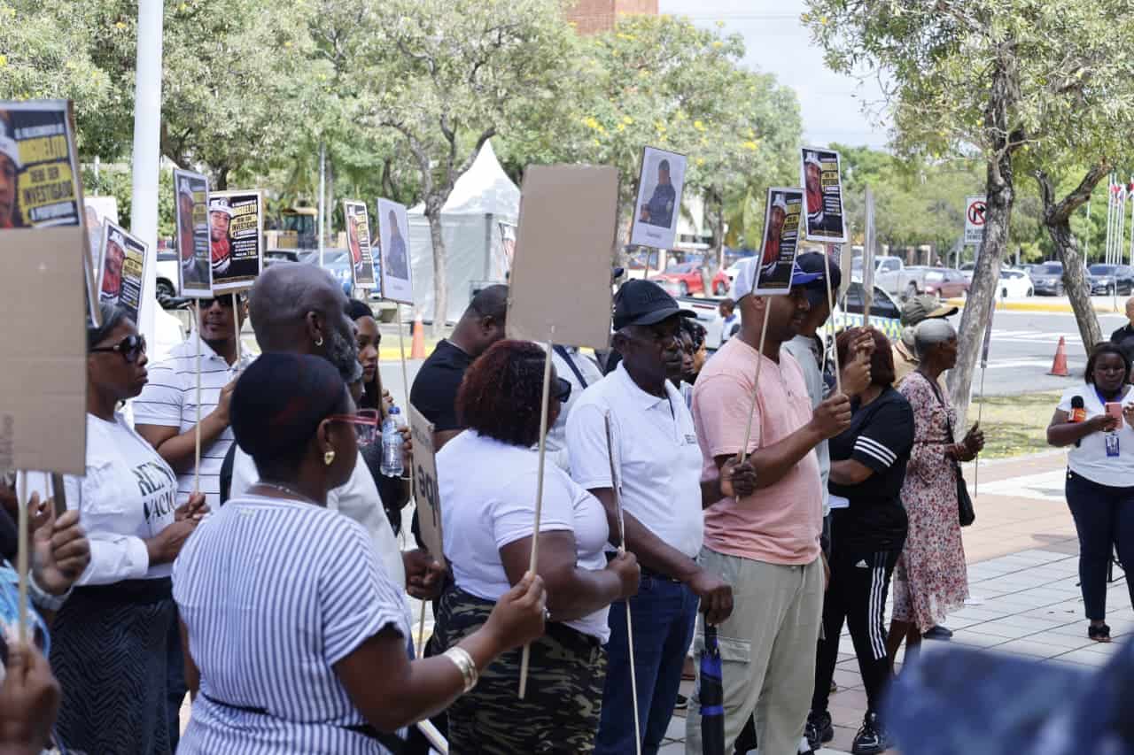 Al salir del tribunal, Valenzuela manifestó que se sentía sin fuerzas, por lo que sus familiares lo trasladaron al Hospital Regional Docente Juan Pablo Pina. Allí presentó dificultad para respirar, erupciones generalizadas, puntos rojos en la piel y hemorragia conjuntiva.<br><br>