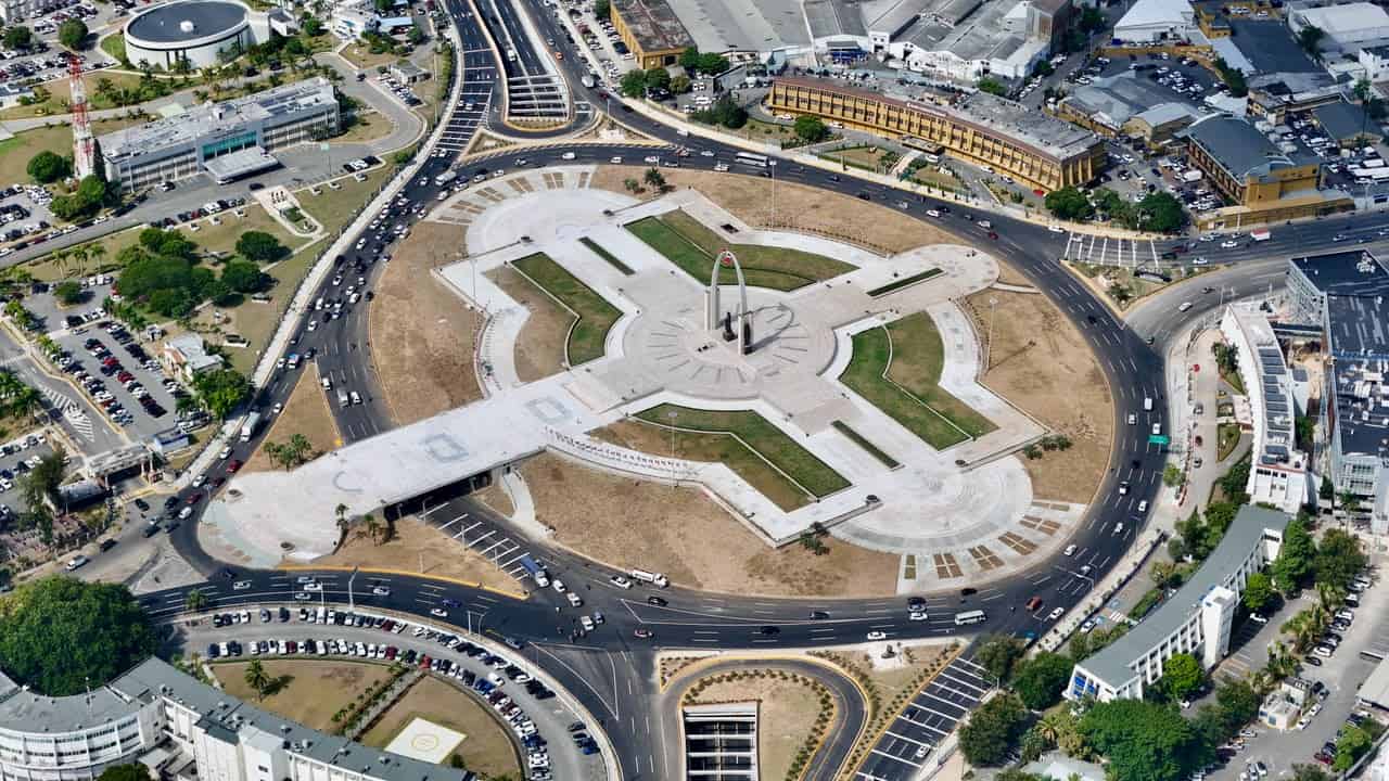 Vista del túnel de la Plaza de la Bandera, la avenida Gregorio Luperón y el flujo vehicular en la zona durante el primer día laboral tras la apertura de la nueva vía.