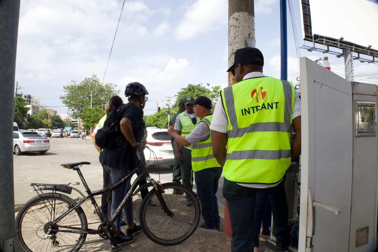 Personal del Instituto Nacional de Tránsito y Transporte Terrestre (Intrant) supervisa los cambios en la circulación vial tras la apertura del túnel de la Plaza de la Bandera.