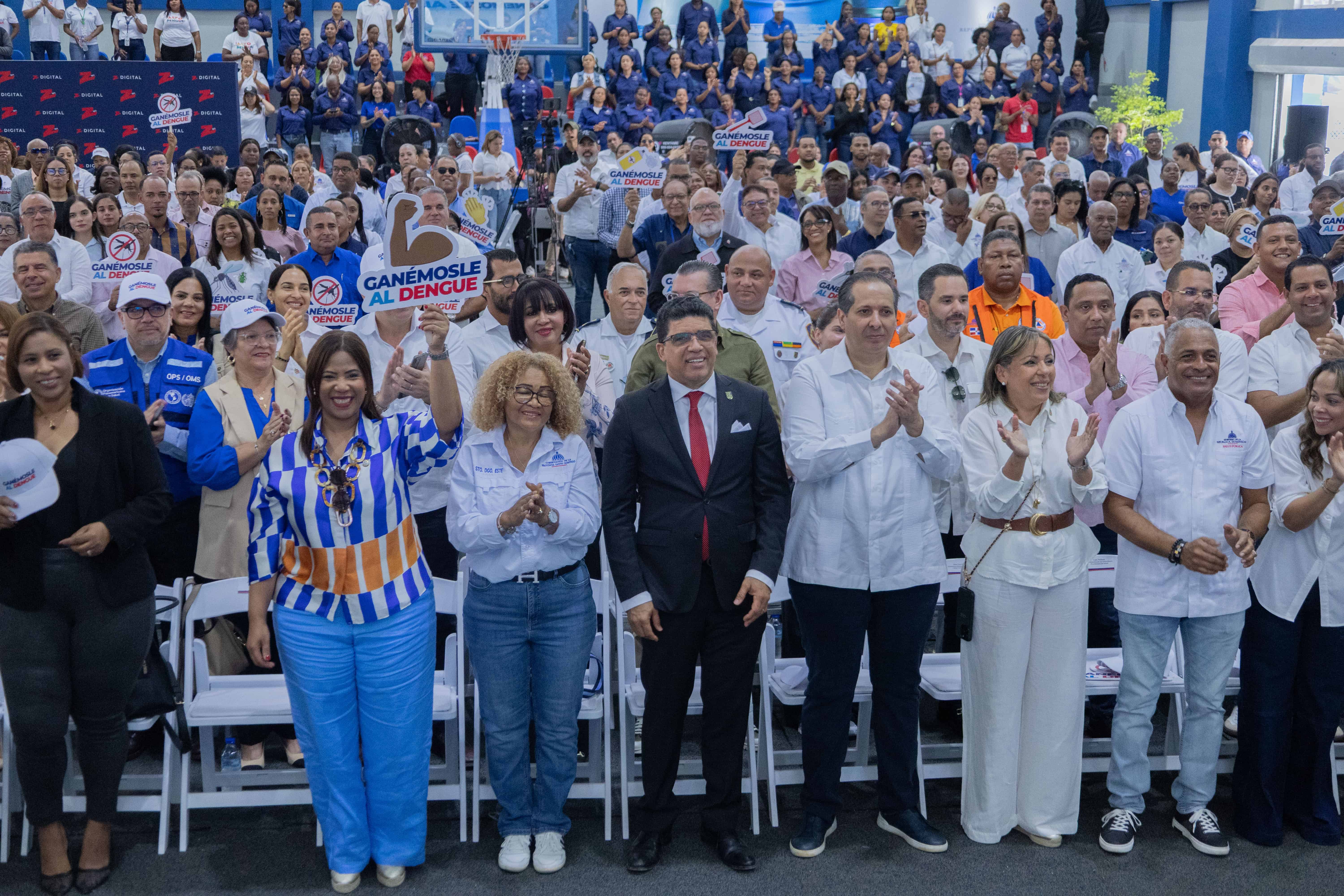 A la izquierda el alcalde de Santo Domingo Este, Dio Astacio, junto al ministro de Salud Pública, Víctor Atallah, y otros funcionarios durante la actividad.