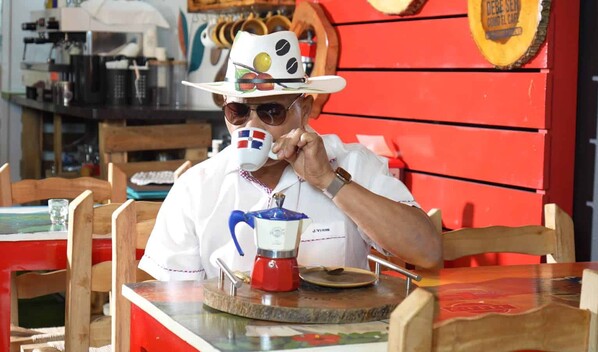 Joe Veras lanza la bachata Aunque sea un caf&eacute;