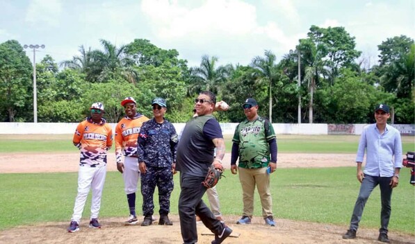Bartolo Col&oacute;n y Junior Noboa participan en el encuentro deportivo entre la Polic&iacute;a y el Ej&eacute;rcito
