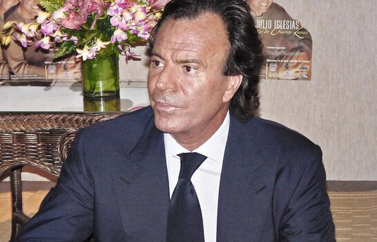 Julio Iglesias demanda en el Supremo a vicepresidenta espa&ntilde;ola y le reclama 50,000 euros
