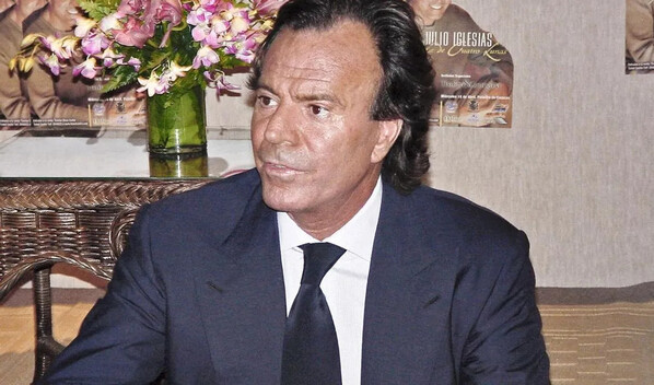 Julio Iglesias demanda en el Supremo a vicepresidenta espa&ntilde;ola y le reclama 50,000 euros