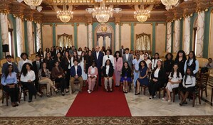 Abinader recibe a 30 j&oacute;venes dominicanos destacados en el extranjero en el Palacio Nacional