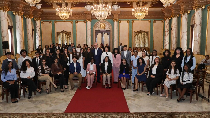 Abinader recibe a 30 jóvenes dominicanos destacados en el extranjero en el Palacio Nacional Abinader recibe a 30 jóvenes dominicanos destacados en el extranjero en el Palacio Nacional