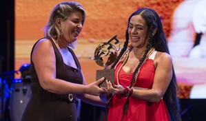 Lila Downs recibe reconocimiento en Cartagena por su trayectoria musical