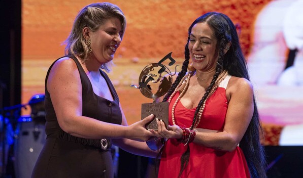 Lila Downs recibe reconocimiento en Cartagena por su trayectoria musical