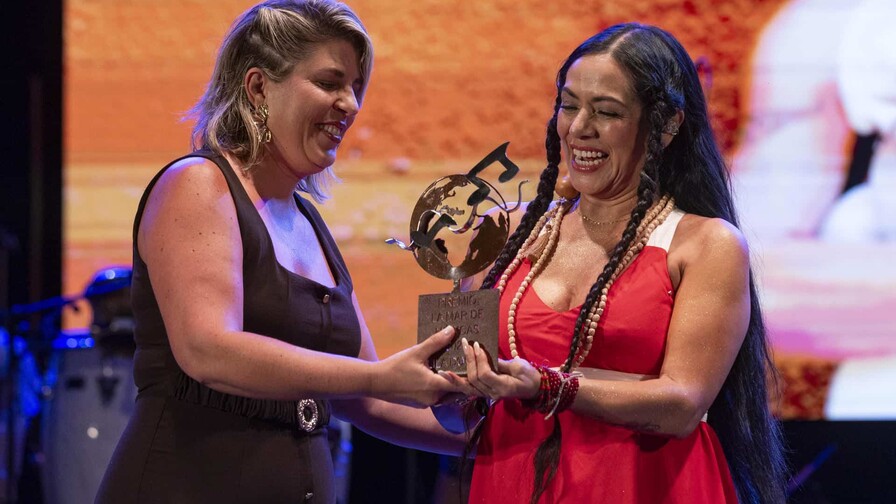 Lila Downs recibe reconocimiento en Cartagena por su trayectoria musical Lila Downs recibe reconocimiento en Cartagena por su trayectoria musical