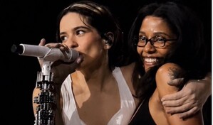 Eres mi perla favorita: Rosal&iacute;a emociona a Tokischa en reencuentro durante el Lux tour