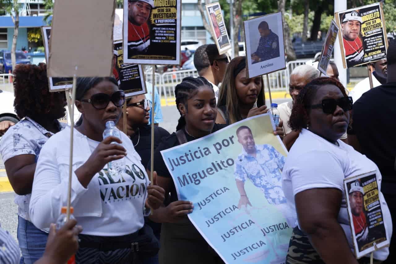 Momento en el que familiares y amigos protestaban frente a la sede de la Procuraduría General de la República el pasado 20 de julio exigiendo otra investigación sobre las causas bajo las cuales Miguelito perdió la vida