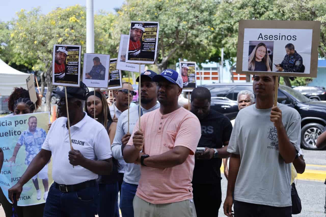 Momento en el que familiares y amigos protestaban frente a la sede de la Procuraduría General de la República el pasado 20 de julio exigiendo otra investigación sobre las causas bajo las cuales Miguelito perdió la vida