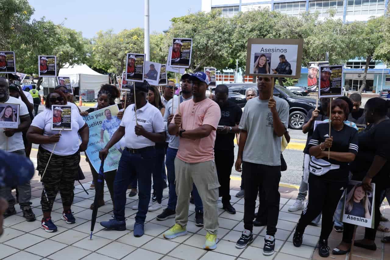 Momento en el que familiares y amigos protestaban frente a la sede de la Procuraduría General de la República el pasado 20 de julio exigiendo otra investigación sobre las causas bajo las cuales Miguelito perdió la vida