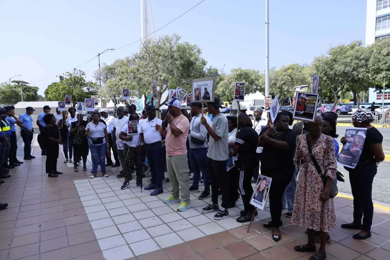 Momento en el que familiares y amigos protestaban frente a la sede de la Procuraduría General de la República el pasado 20 de julio exigiendo otra investigación sobre las causas bajo las cuales Miguelito perdió la vida