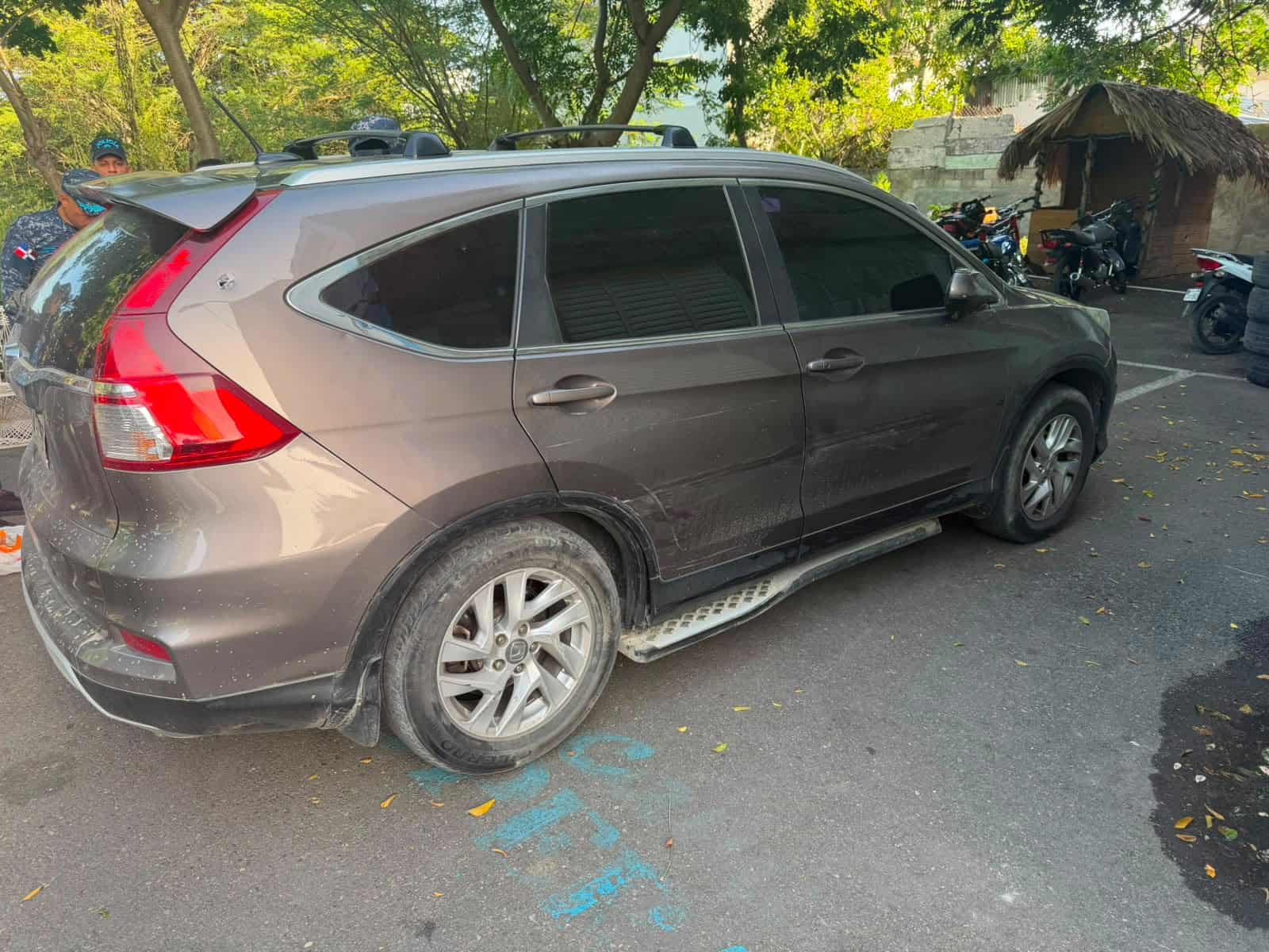 Vehículo interceptado por agentes policiales durante la persecución a los asaltantes.