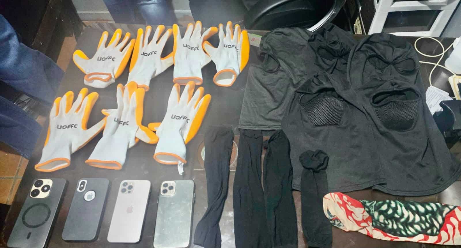 Parte de las evidencias incautadas a los cuatro hombres detenidos por el presunto asalto.