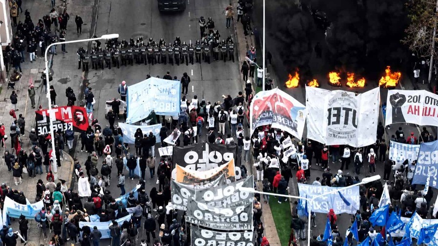 Centrales obreras argentinas vuelven a las calles por jubilados y contra ajustes de Milei