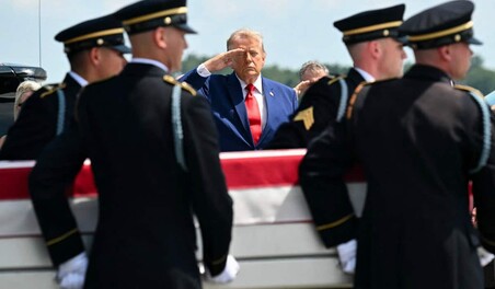 Trump recibe con honores los restos de los cuatro militares muertos en Jordania e Irak