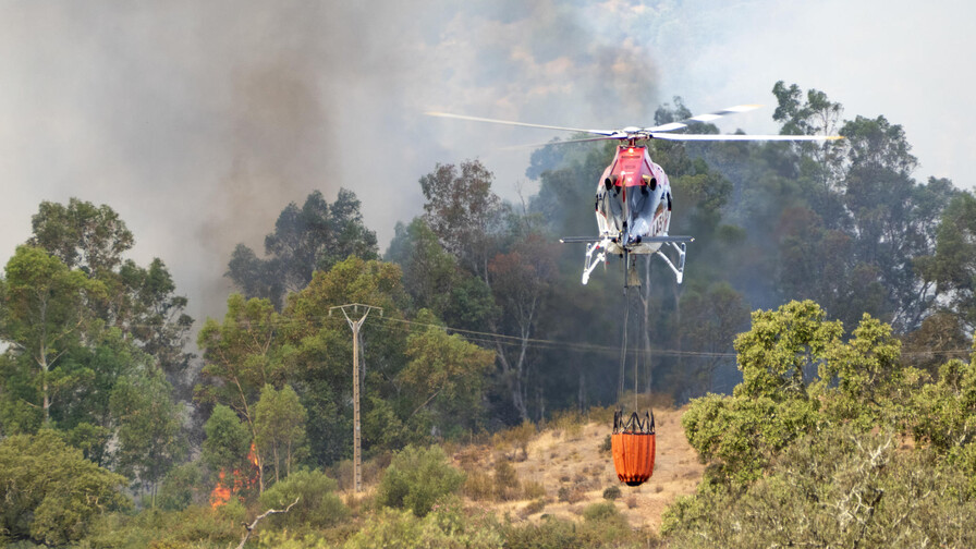 España estabiliza un grave incendio en el centro del país en otra jornada crítica