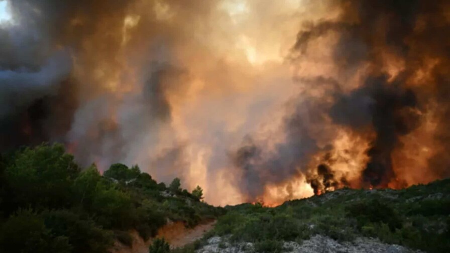 Un voraz incendio forestal consume 1,700 hectáreas en Francia