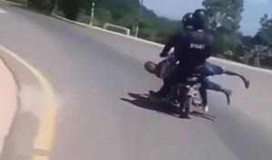 Migración investiga a dos agentes por traslado de haitiano indocumentado en una motocicleta