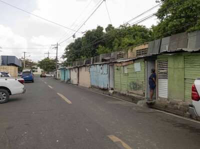 Personas viven desde hace décadas sobre una acera del ensanche La Fe
