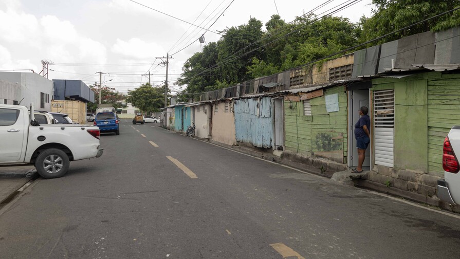 La acera se convirtió en barrio: el asentamiento que creció por más de 40 años en el ensanche La Fe La acera se convirtió en barrio: el asentamiento que creció por más de 40 años en el ensanche La Fe