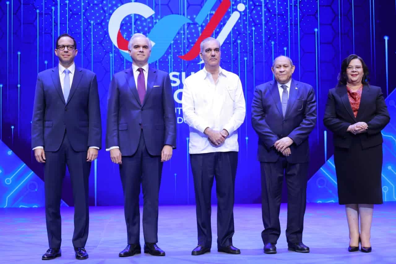 De izquierda a derecha, Sigmund Freund, ministro de Administraci&oacute;n P&uacute;blica; Luis Miguel De Camps, ministro de Educaci&oacute;n; el presidente Luis Abinader; Rafael Santos Bad&iacute;a, ministro de Educaci&oacute;n Superior, Ciencia y Tecnolog&iacute;a (Mescyt); y Maira Morla Pineda, directora general del Instituto Nacional de Formaci&oacute;n T&eacute;cnico Profesional (Infotep).